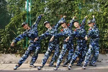 五一军训跳舞吃瓜网,跳舞吃瓜，青春记忆里的欢乐时光